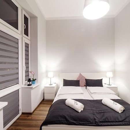 2 Nights Apartments - Great Location, Right Next To Main Rail And Bus Station, 10 Min To Main Square By Foot Krakau Buitenkant foto