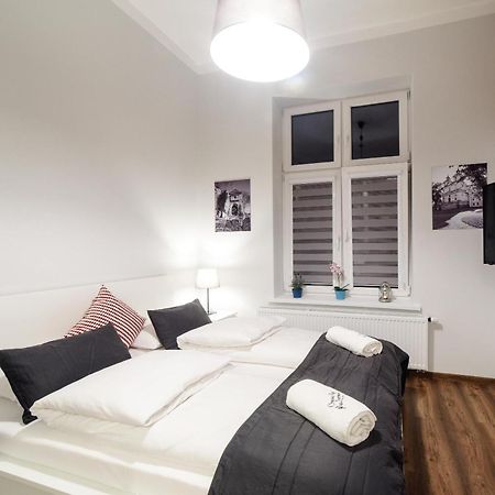 2 Nights Apartments - Great Location, Right Next To Main Rail And Bus Station, 10 Min To Main Square By Foot Krakau Buitenkant foto