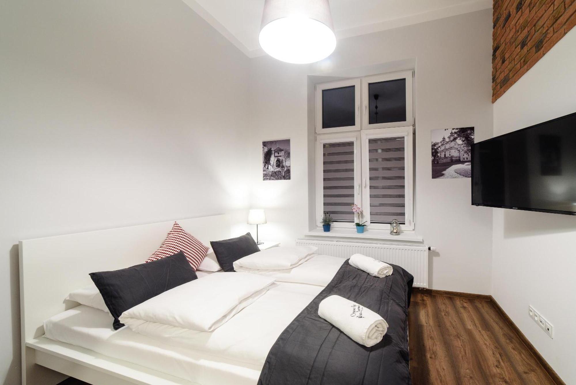 2 Nights Apartments - Great Location, Right Next To Main Rail And Bus Station, 10 Min To Main Square By Foot Krakau Buitenkant foto