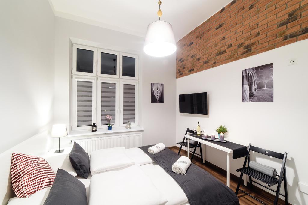 2 Nights Apartments - Great Location, Right Next To Main Rail And Bus Station, 10 Min To Main Square By Foot Krakau Buitenkant foto