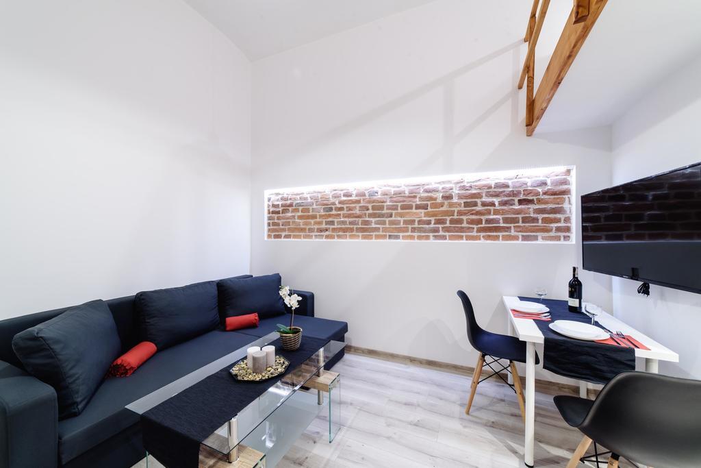 2 Nights Apartments - Great Location, Right Next To Main Rail And Bus Station, 10 Min To Main Square By Foot Krakau Buitenkant foto