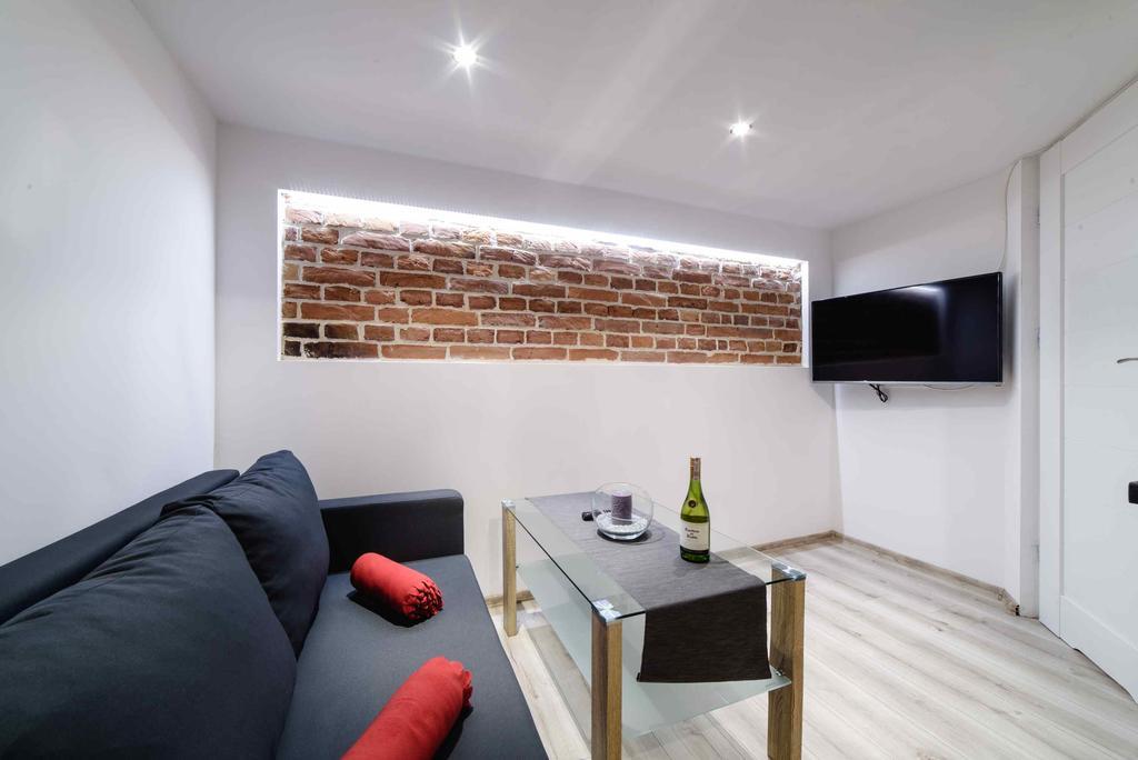 2 Nights Apartments - Great Location, Right Next To Main Rail And Bus Station, 10 Min To Main Square By Foot Krakau Buitenkant foto